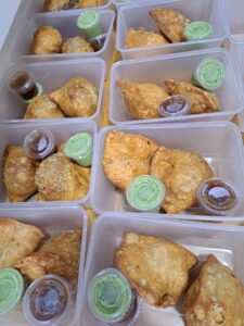Svad fresh Punjabi samosa 2 Pieces ,Green &Red chutney