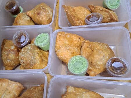 Svad fresh Punjabi samosa 2 Pieces ,Green &Red chutney