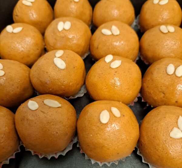 Svad Desi ghee Besan laddu 8 piece